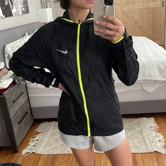 thin nike jacket womens